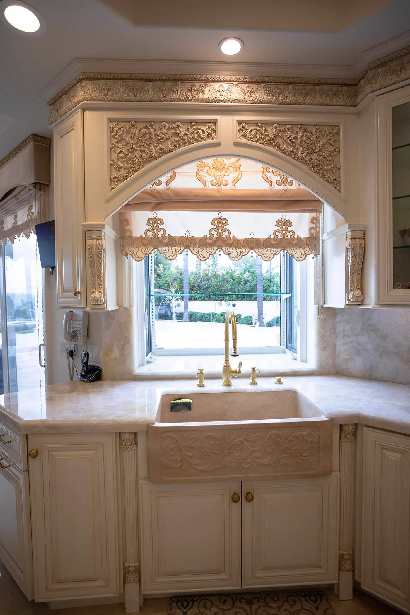 Arched window with a shaped valance above a farmhouse sink