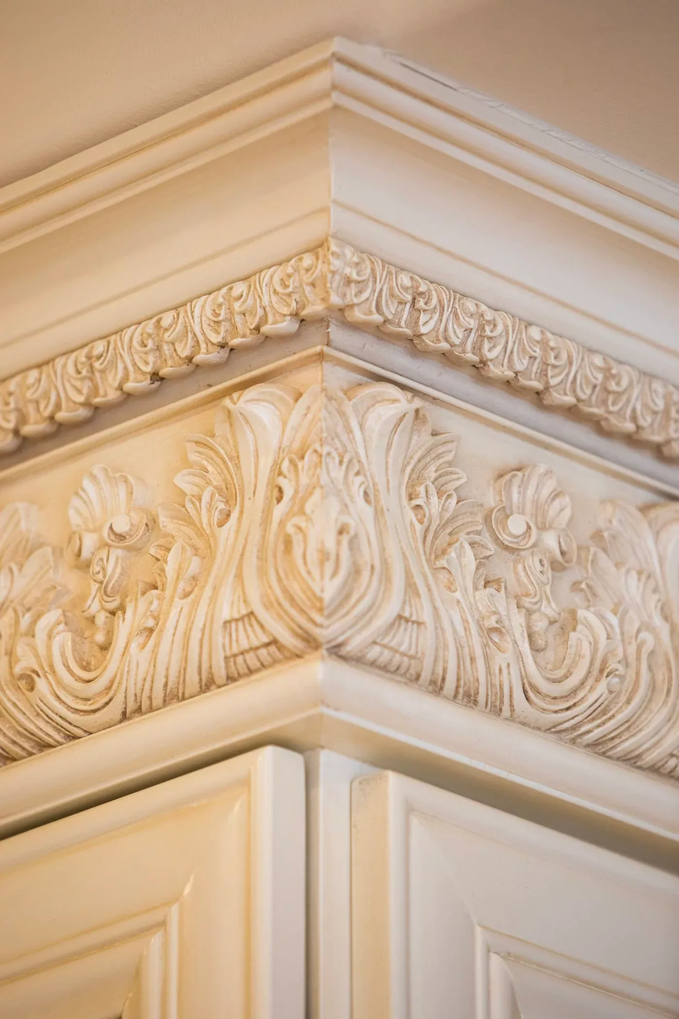 Corner of a carved cornice with acanthus leaves