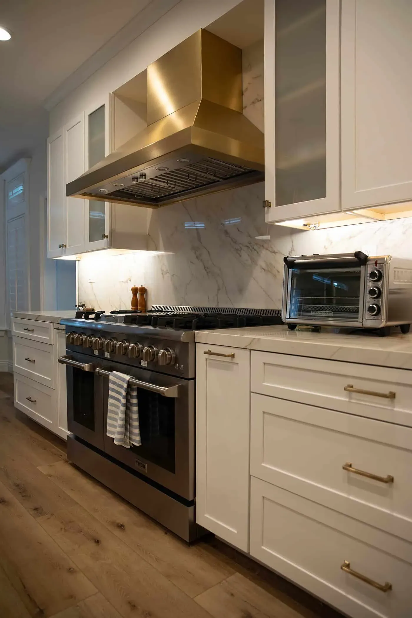 Stainless range with a wall-mounted extractor and marble counters